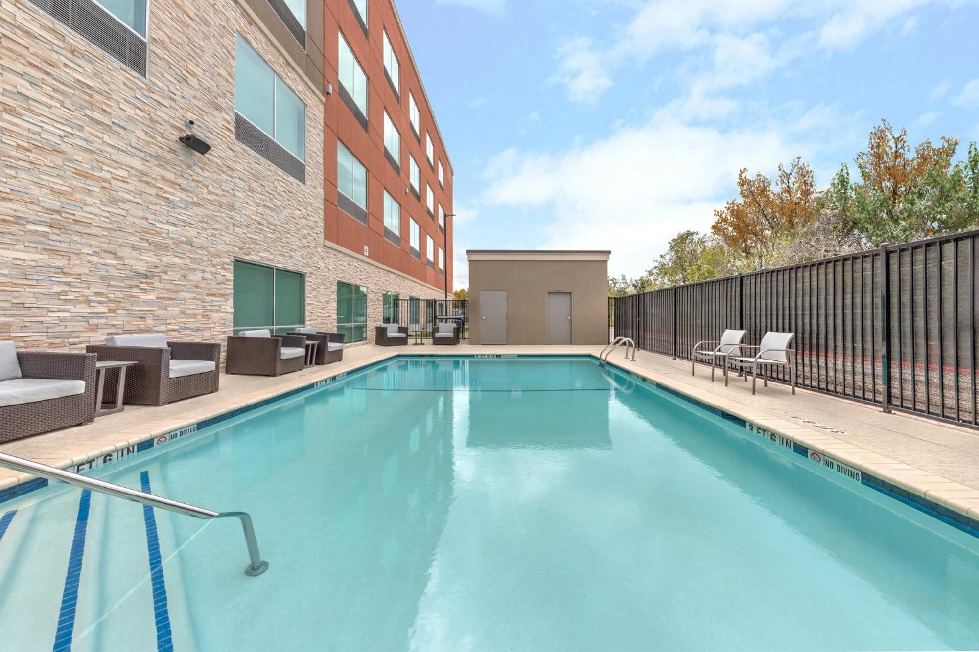 Holiday Inn Express & Suites Austin Airport East By Ihg Exterior foto