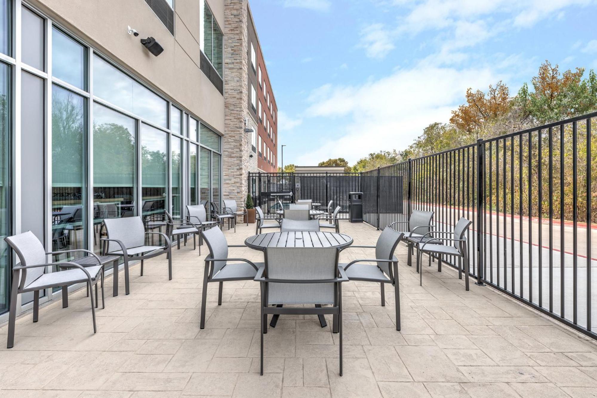 Holiday Inn Express & Suites Austin Airport East By Ihg Exterior foto