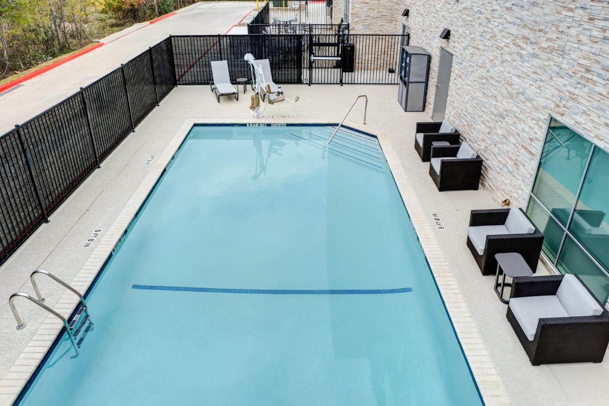 Holiday Inn Express & Suites Austin Airport East By Ihg Exterior foto